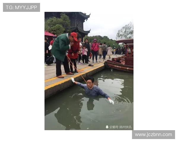 颐和园 “打捞神器” 3 分钟捞起落水手机 游客惊喜发现仍可使用